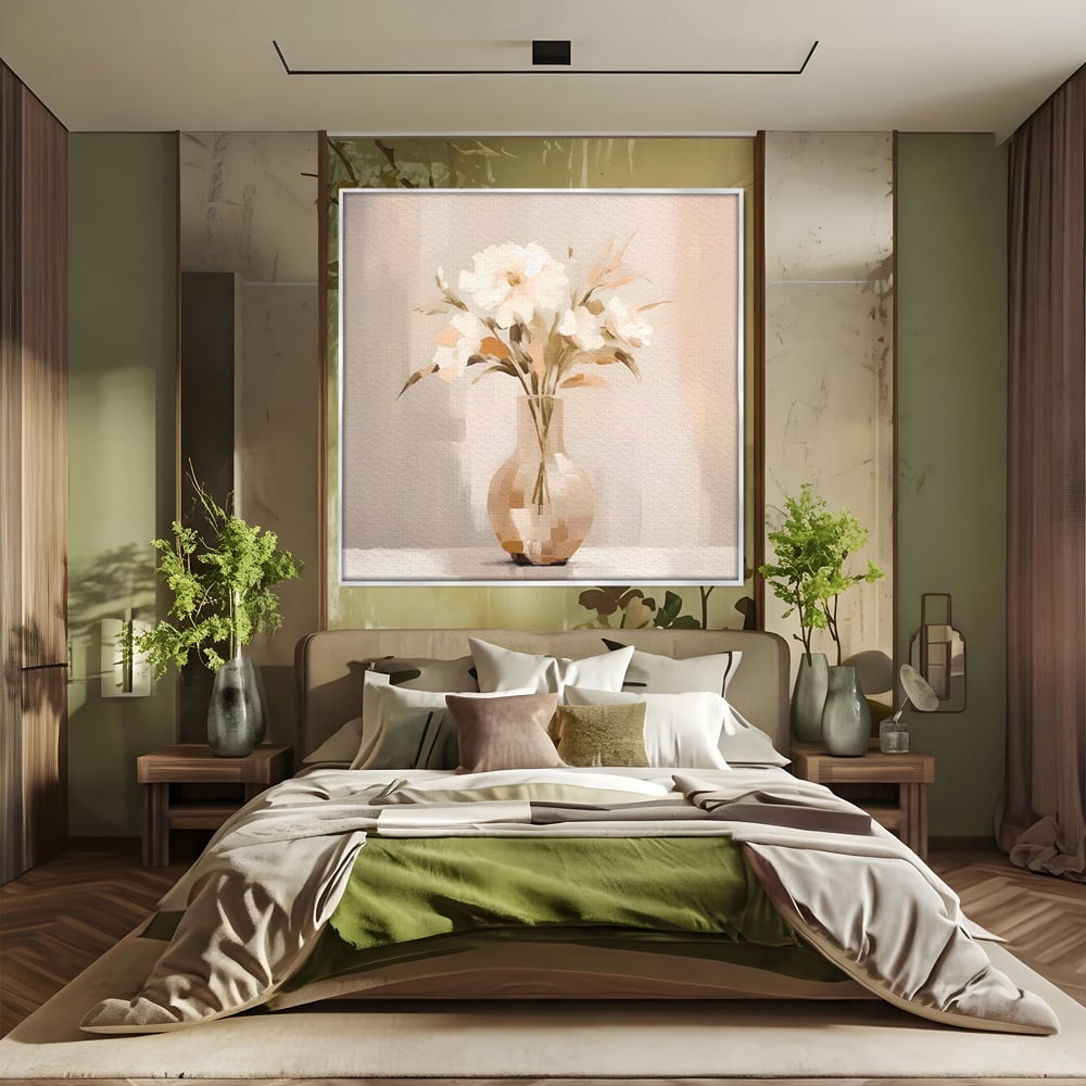 Tablou canvas cu tablou patrat cu vaza si flori albe, in rama de aluminiu argintiu, pe perete intr-un dormitor